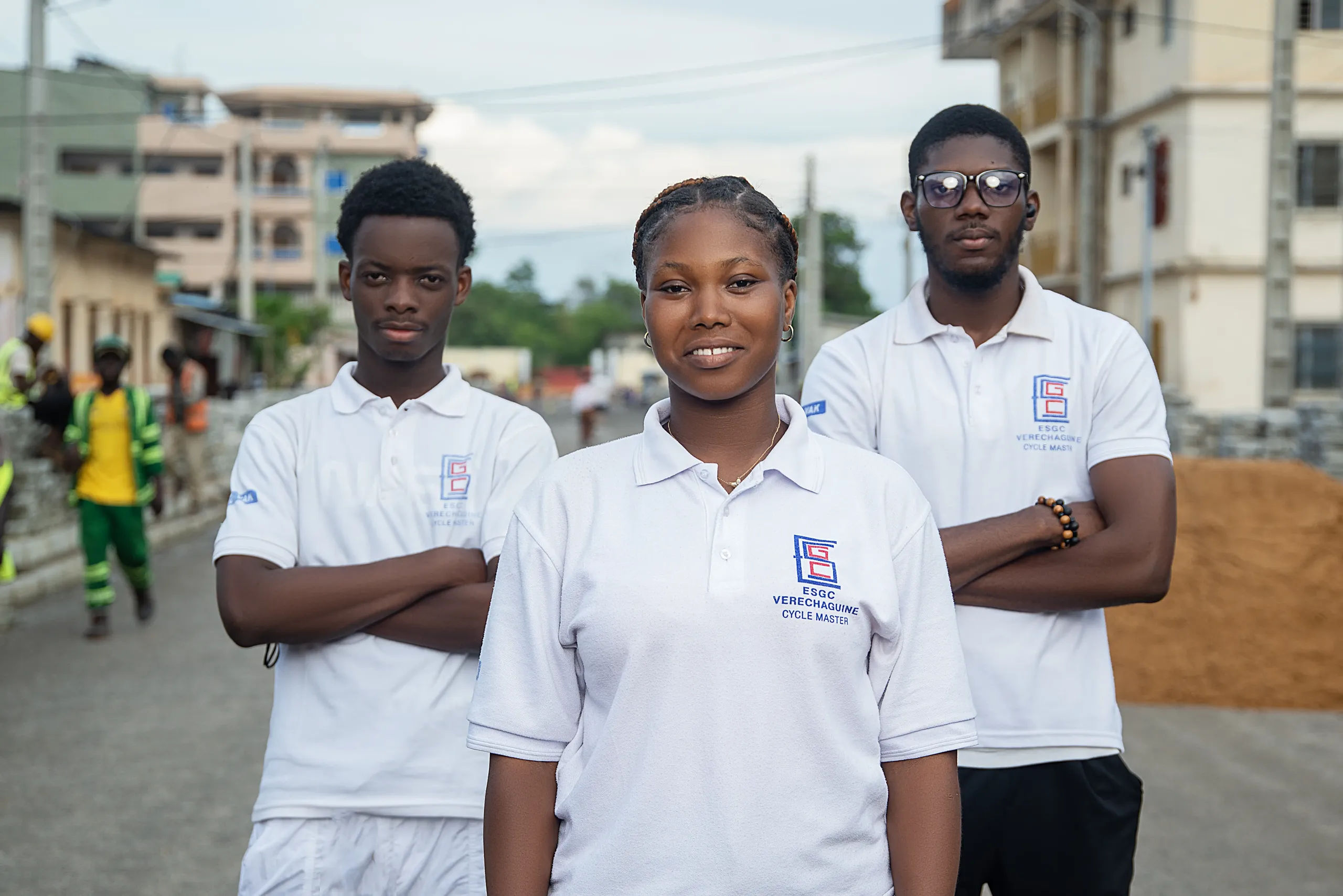 Quatre étudiants de l’ESGC-VAK en polo blanc posent, bras croisés, dans la rue
